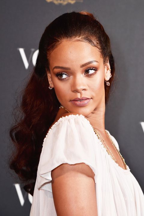 <p>Rihanna has worn almost&nbsp;every color on the spectrum, including this auburn in dark red.</p>