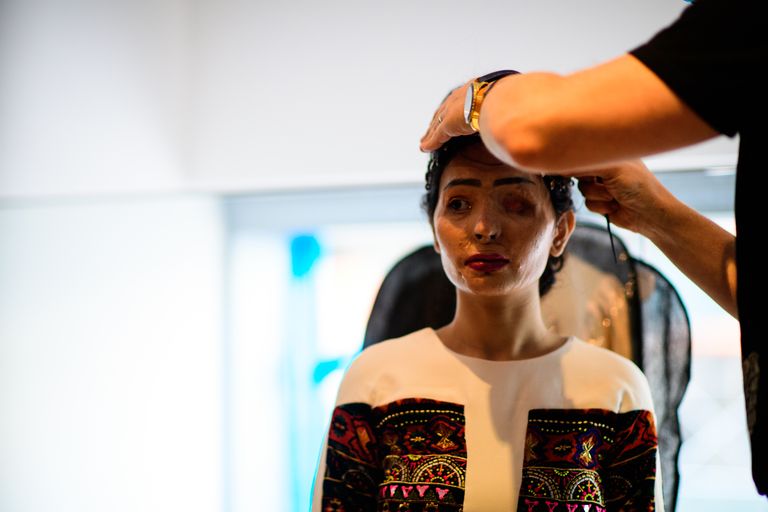 Indian Acid Attack Survivor Reshma Qureshi Walks Nyfw Backstage Photos Of Acid Attack Survivor 7861