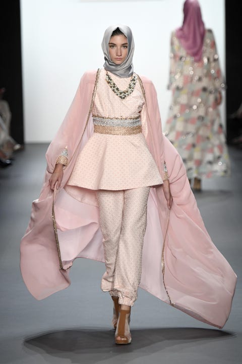 Fejlfri vokal kløft Anniesa Hasibuan Becomes First Designer to Present NYFW Collection with Hijabs - Indonesian Designer Presents Hijabs at New York Fashion Week Fejlfri vokal kløft Anniesa Hasibuan Becomes First Designer to Present NYFW Collection with Hijabs - Indonesian Designer Presents Hijabs at New York Fashion Week