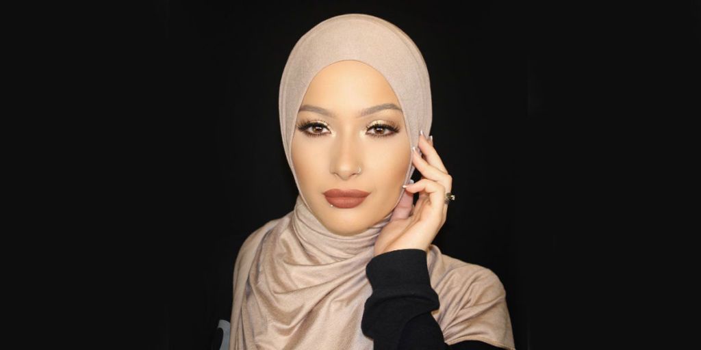 Hijabi Beauty Vlogger Nura Afia Is Covergirl S New Brand Ambassador