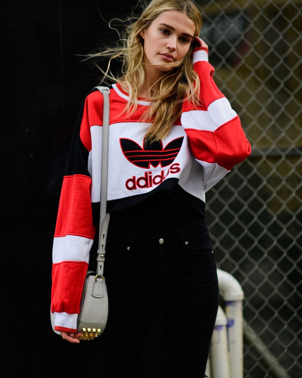 Sleeve, Red, Jersey, Uniform, Carmine, Fashion, Mesh, Street fashion, Bag, Brown hair, 