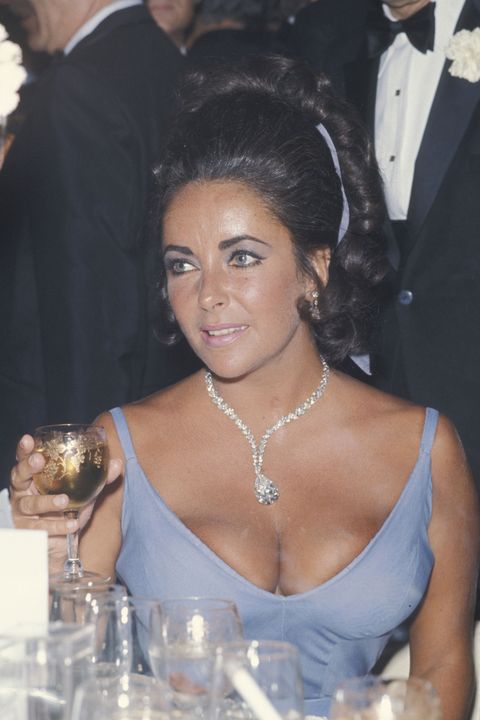 <p>Elizabeth Taylor wasn't only famous for her diamonds. It was her violet eyes that were truly captivating, and she enhanced their appearance by applying periwinkle eye shadow, as pictured here. &nbsp;&nbsp;</p>
