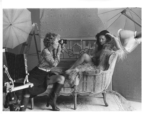 Suze Randall photographing model