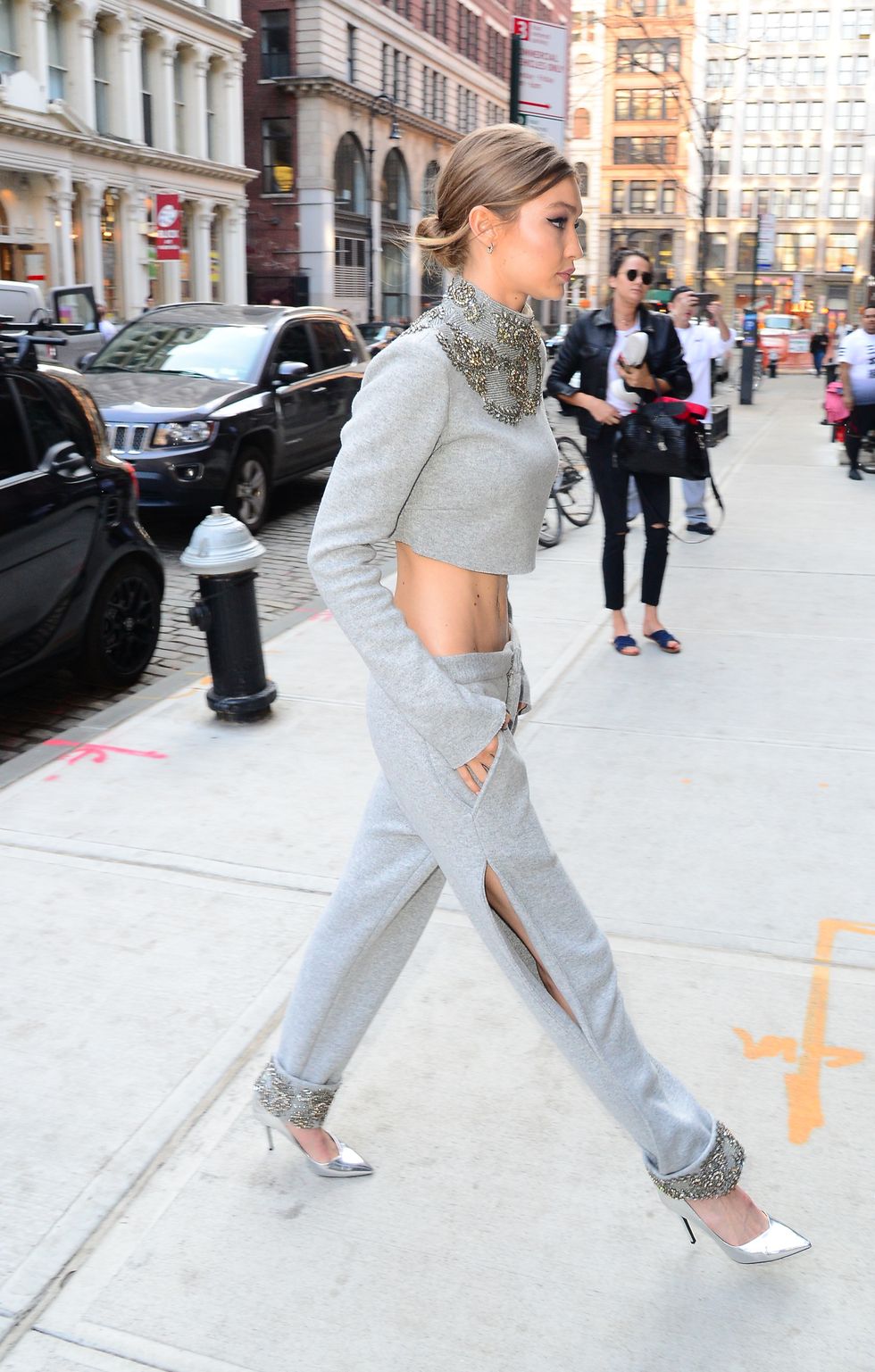 Athleisure Aesthetic: Gigi Hadid's White Trench, Sweatshirt and Leggings  Look for Less - The Budget Babe