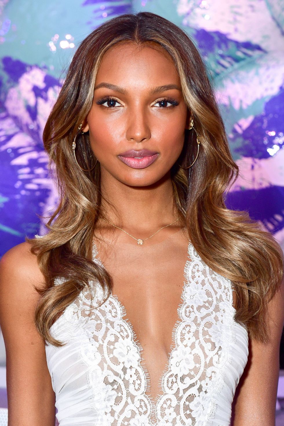 <p>This Victoria's Secret model has an all-over caramel hue paired with blonde highlights.&nbsp;</p>