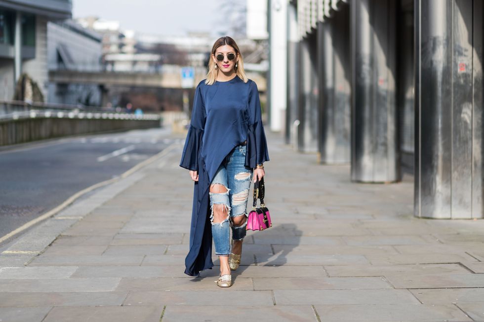 Blue Flare Jeans Outfits In Their 20s (17 ideas & outfits)