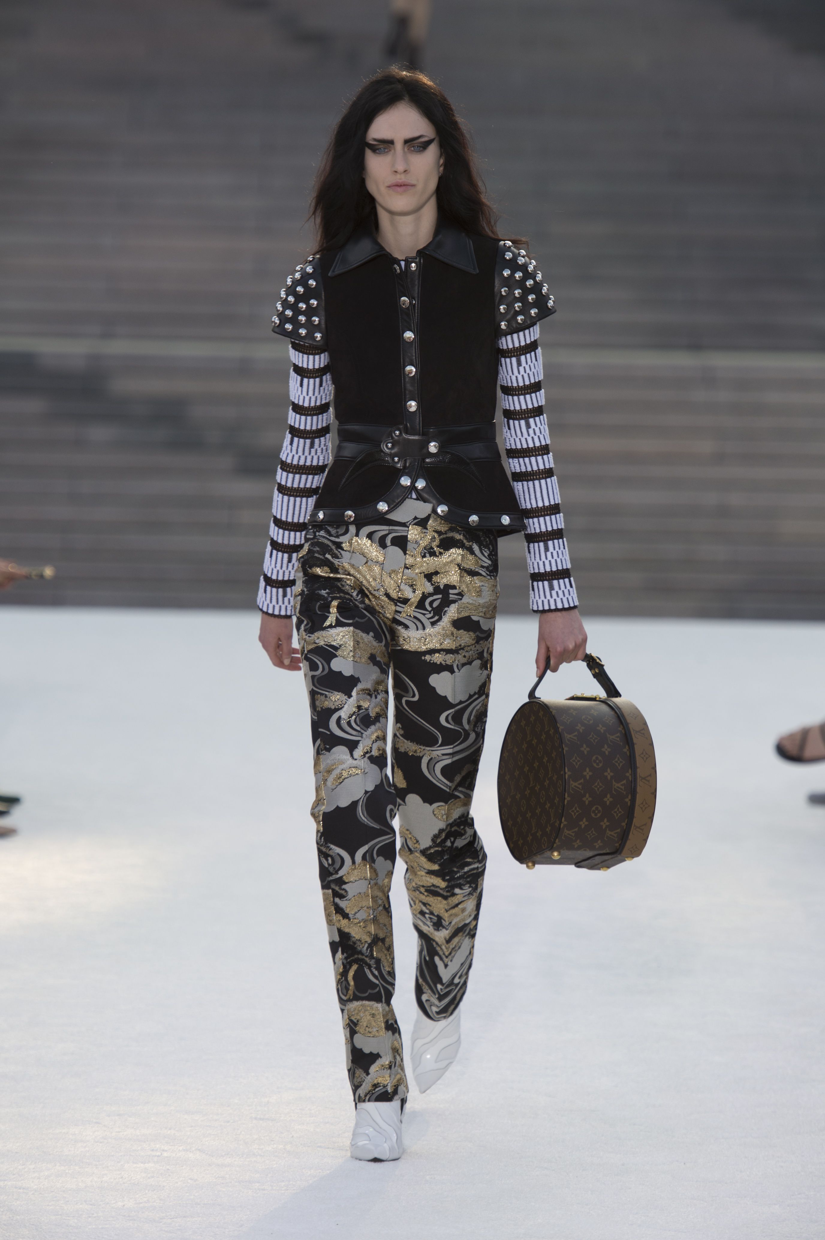 Louis Vuitton Cruise 2018 Show - Louis Vuitton Resort 2018