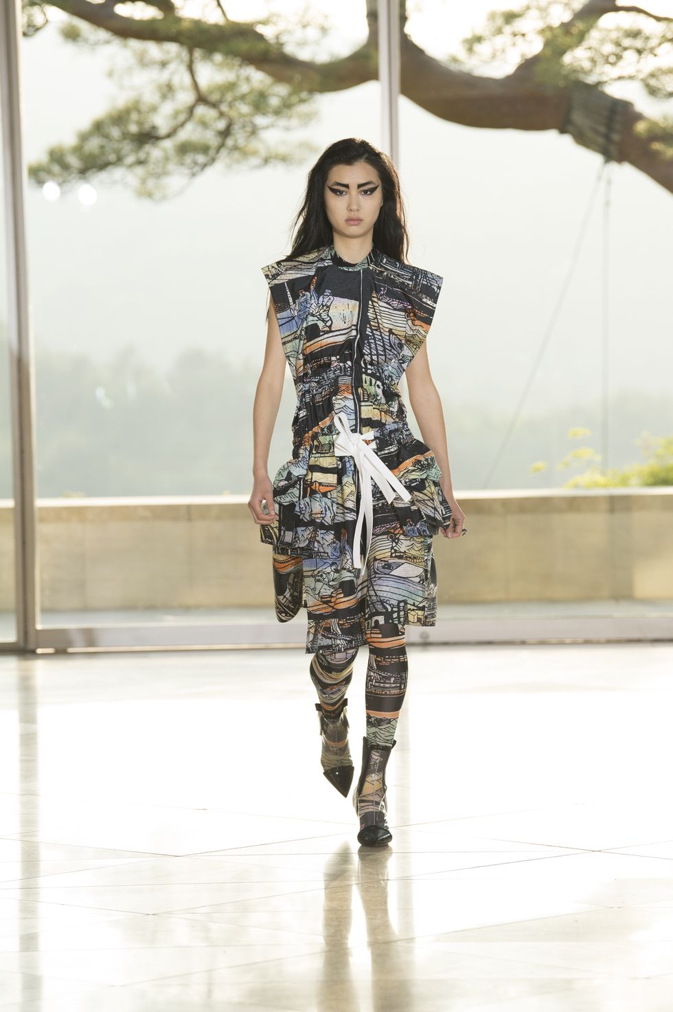 Louis Vuitton on X: Fan Bing Bing at the #LVCruise Show by @TWNGhesquiere  at the Miho Museum near Kyoto, Japan. Watch the show now at    / X