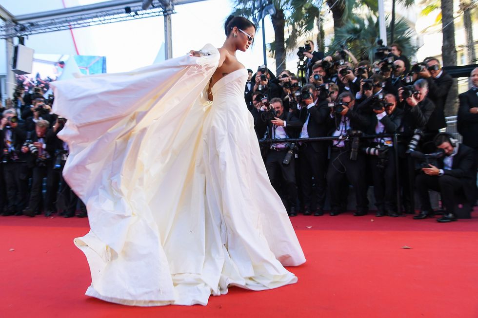 Red carpet, Dress, Carpet, Flooring, Gown, Premiere, Fashion, Event, Haute couture, Shoulder, 