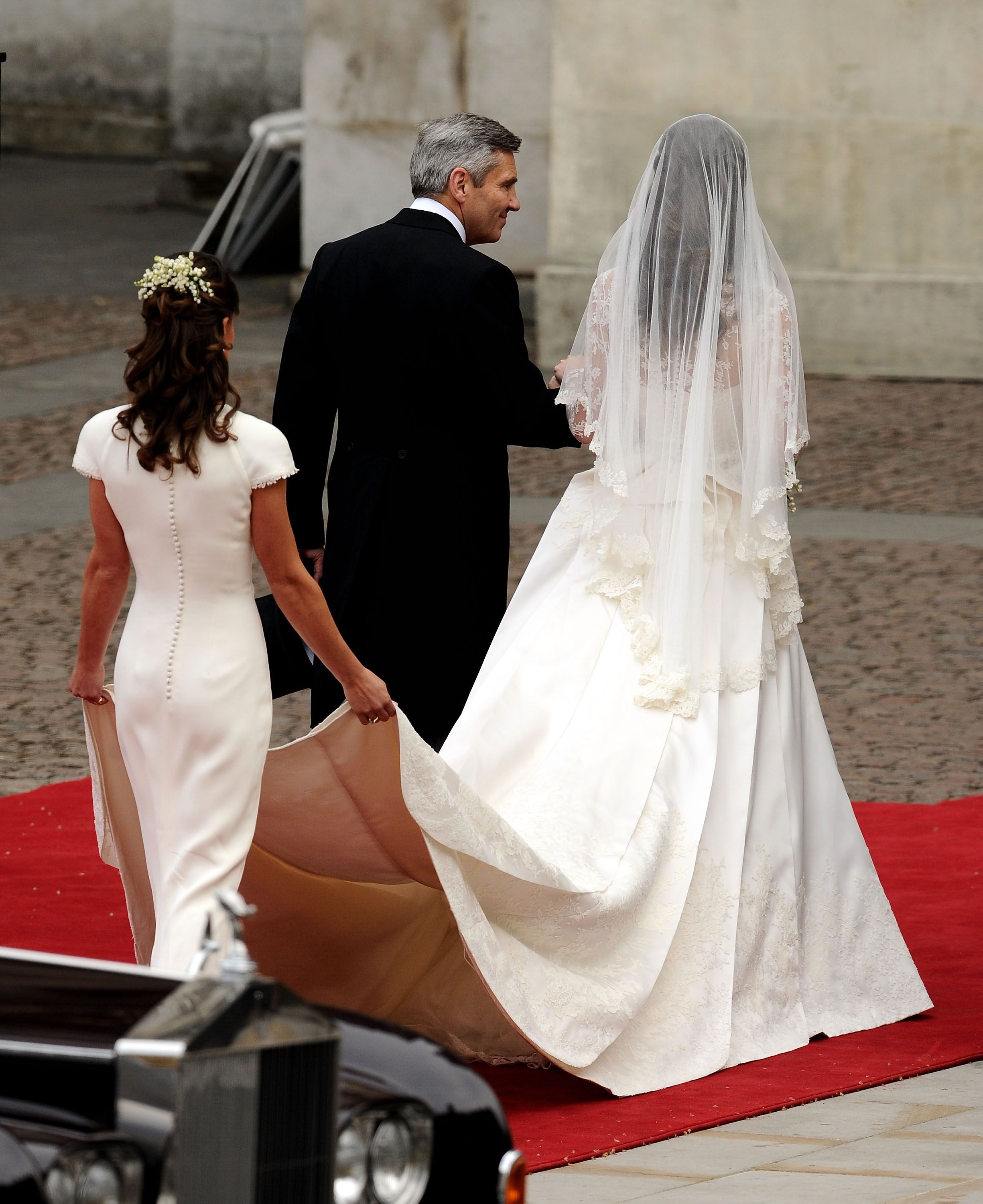 Kate middleton wedding sales dress train