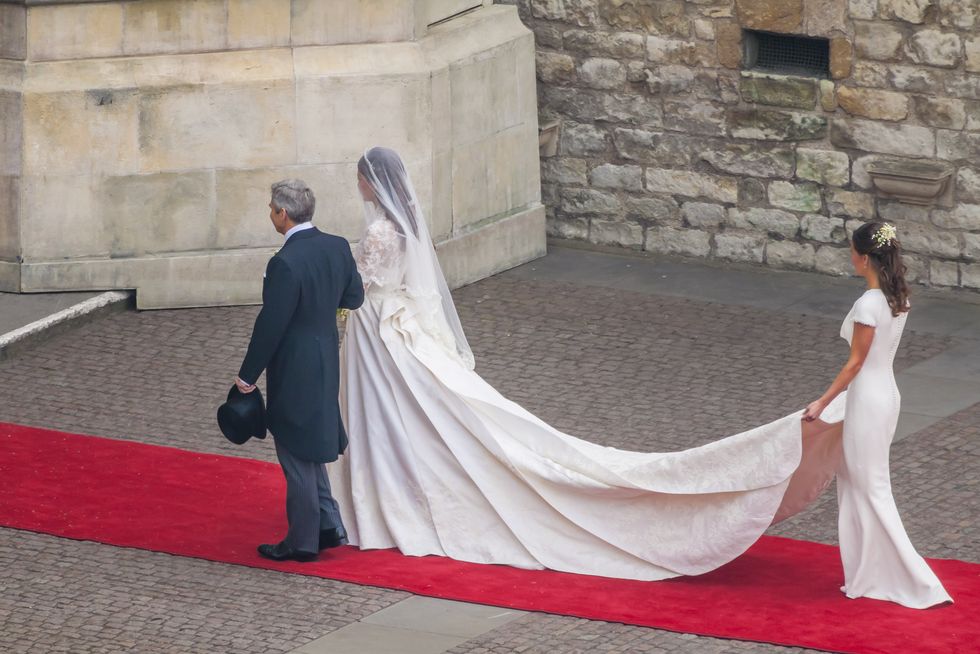 Pippa Middleton and Kate Middleton Wedding Dresses - Similarities ...