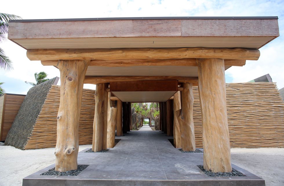 Wood, Concrete, Column, Shade, Composite material, Historic site, Symmetry, Ancient history, Carving, Archaeological site, 