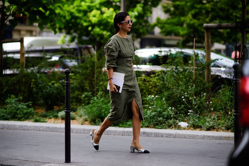 Human leg, T-shirt, Shorts, Street fashion, Cap, Goggles, Sandal, Sidewalk, Bag, Sunglasses, 