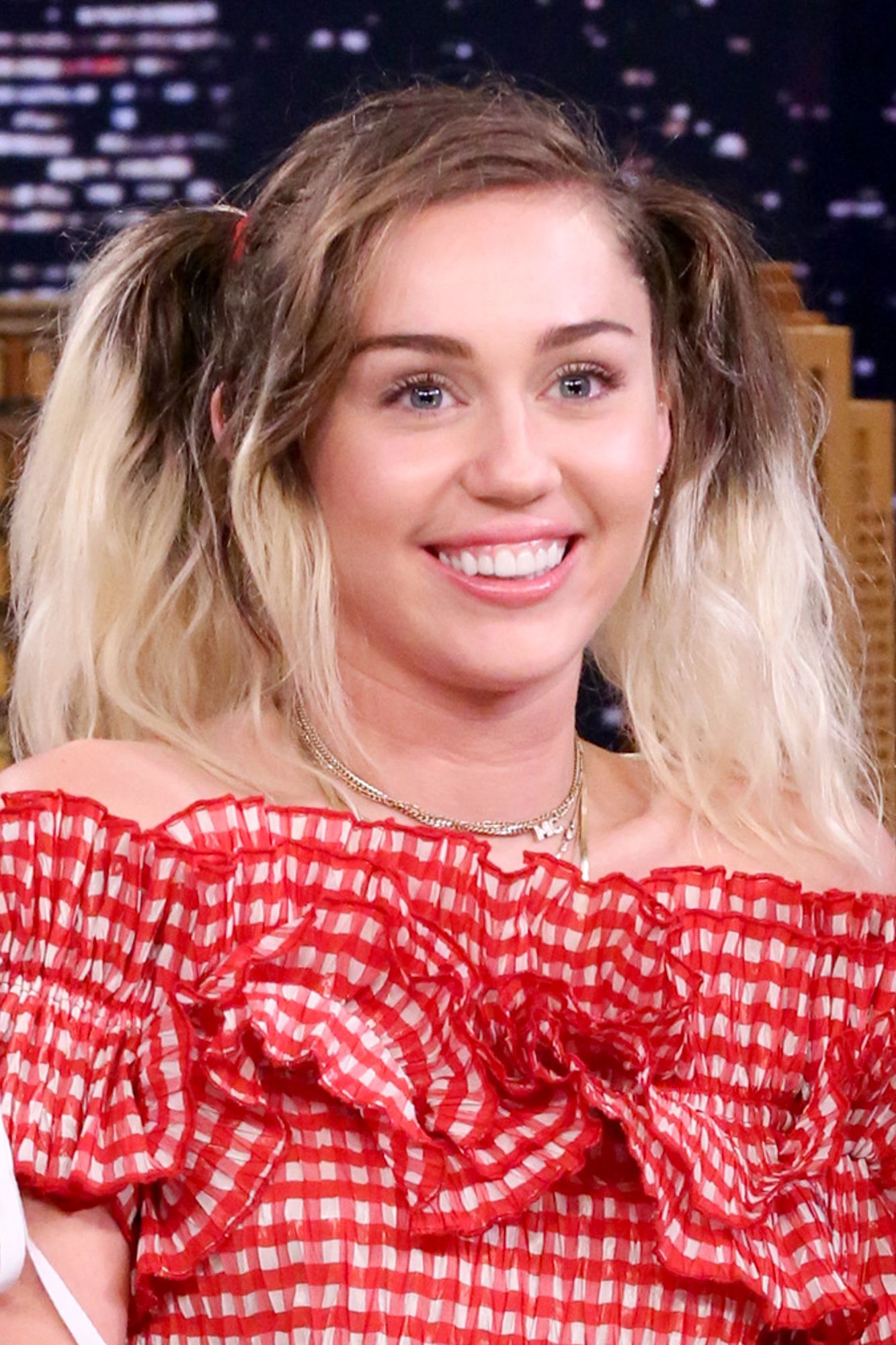 Miley Cyrus Just Did Her Hair Exactly Like Hannah Montana | Blonde hair  with bangs, Miley cyrus hair, Cute blonde hair