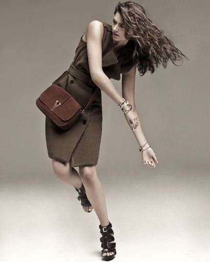 Brown, Shoulder, Photograph, Joint, Human leg, Bag, Style, Fashion accessory, Fashion model, Knee, 