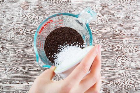 dodawanie do kawy soli morskiej lub cukru