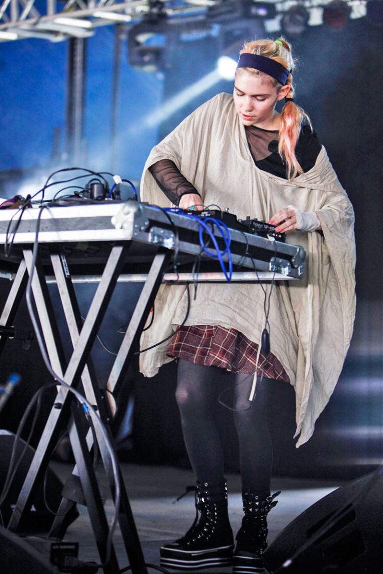 Grimes Style - Fashion Pictures of Grimes