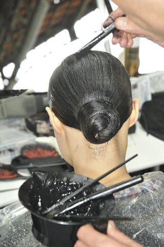 Finger, Hairstyle, Black hair, Beauty salon, Cooking, Nail, Back, Service, Barber, Bowl, 