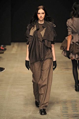 Clothing, Footwear, Leg, Brown, Shoulder, Joint, Outerwear, Style, Fashion show, Bag, 