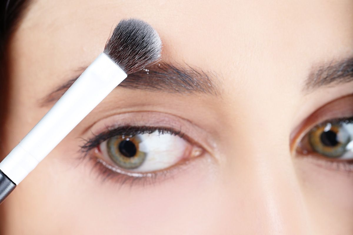 Easy Steps to Thick Eyebrows Using Makeup