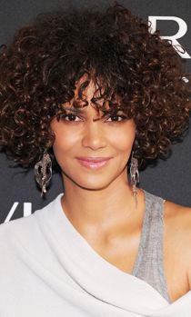 Halle Berry On Hair Extensions Makeup And Aging Gracefully