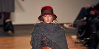 Brown, Shoulder, Joint, Outerwear, Winter, Style, Fashion show, Hat, Knee, Street fashion, 