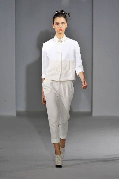 Fashion show, Sleeve, Shoulder, Joint, Runway, Outerwear, White, Style, Fashion model, Waist, 