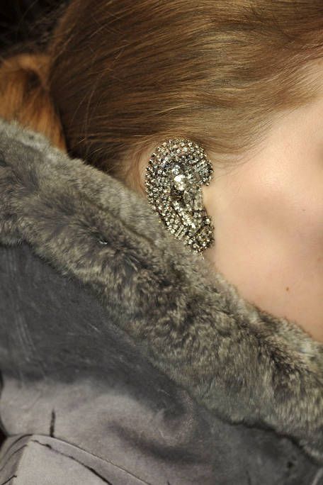 UNDERCOVER FALL RTW 2011 DETAIL 001