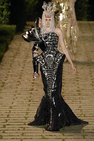 Christian Dior Fall 2006 Couture Runway 