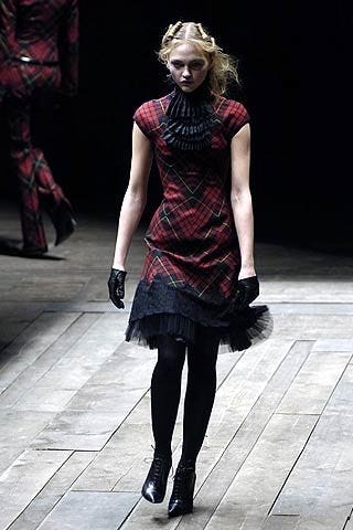 Alexander McQueen Fall 2006 Runway - Alexander McQueen Ready-To-Wear ...