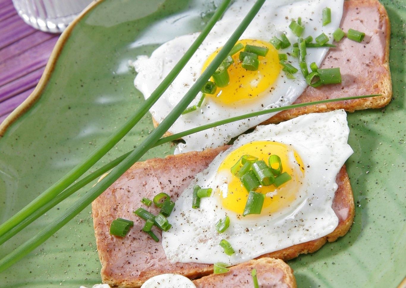 Tostas de foie con huevos de codorniz