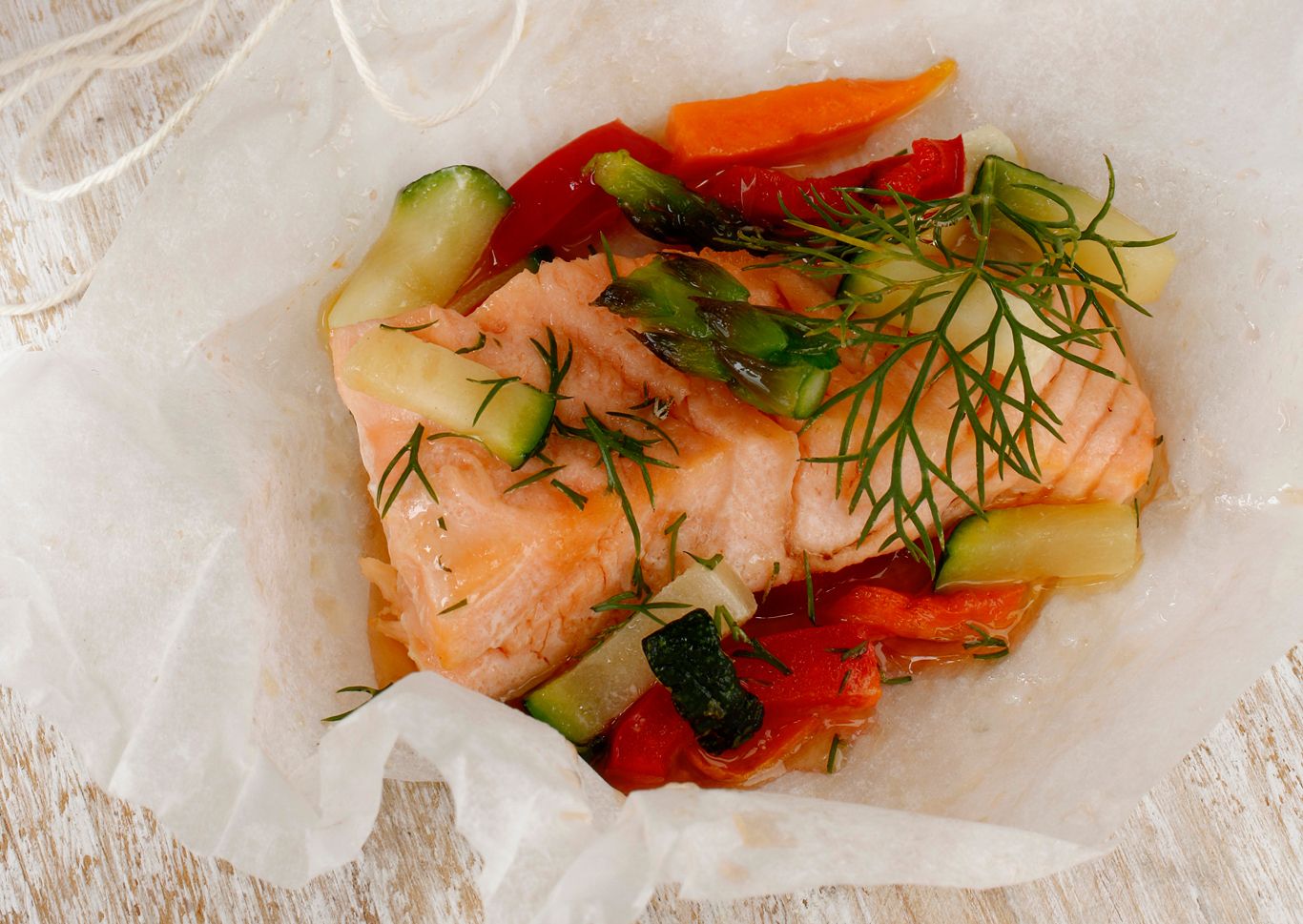 Receta salmón en papillote - Pescado con verduras en microondas