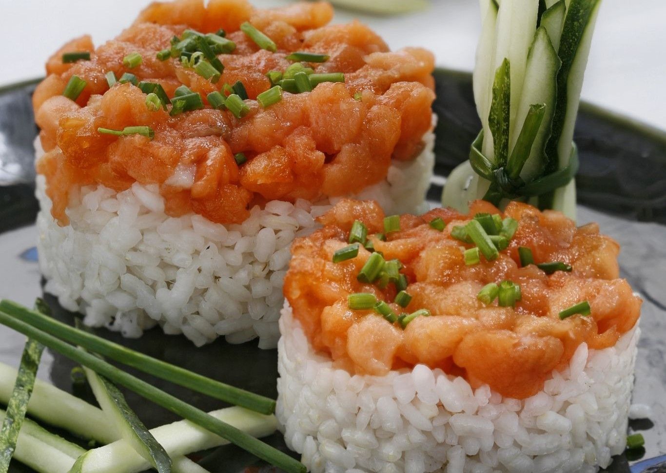 Ensaladas - Tartar de salmón con arroz japonés