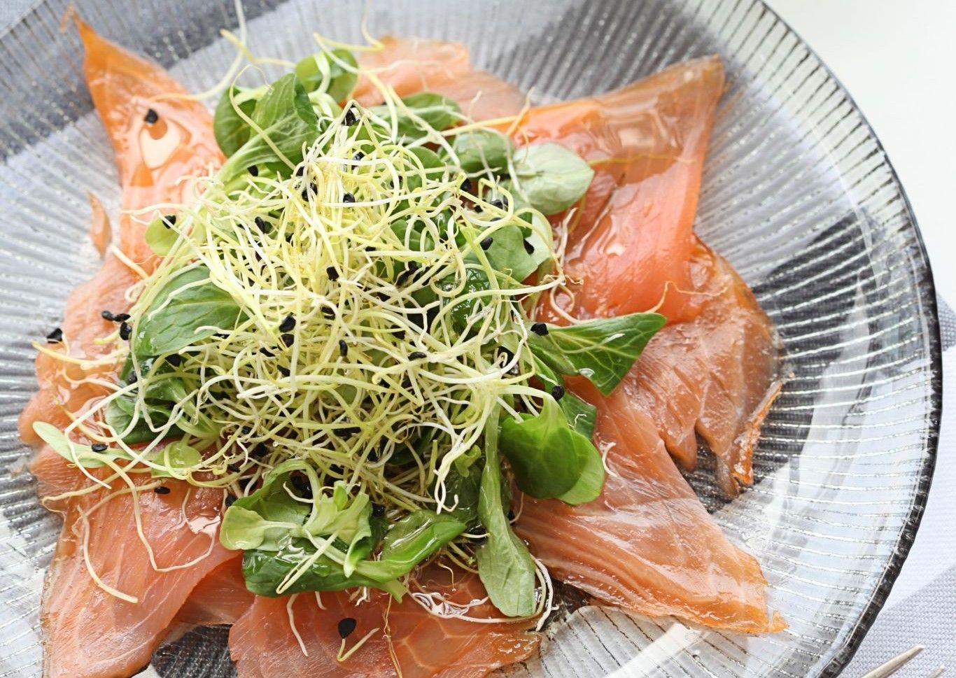 Carpaccio de salmón con ensalada de brotes