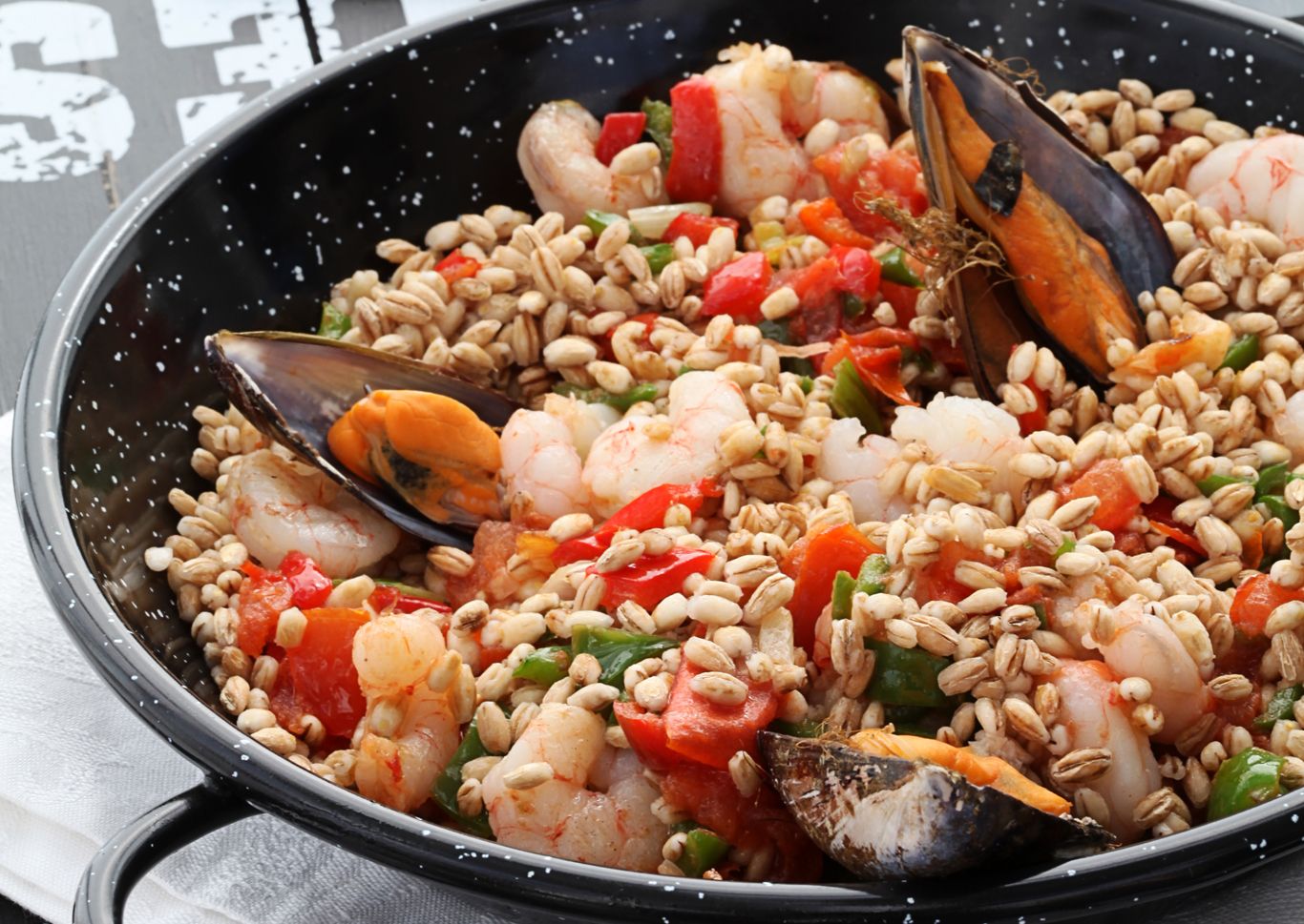 Paella de cebada perlada con gambas