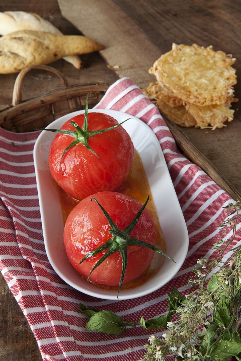 Tomates en almíbar, con galletas de parmesano