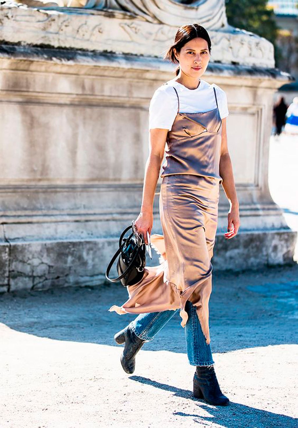 Vestido largo de tirantes con camiseta debajo sale