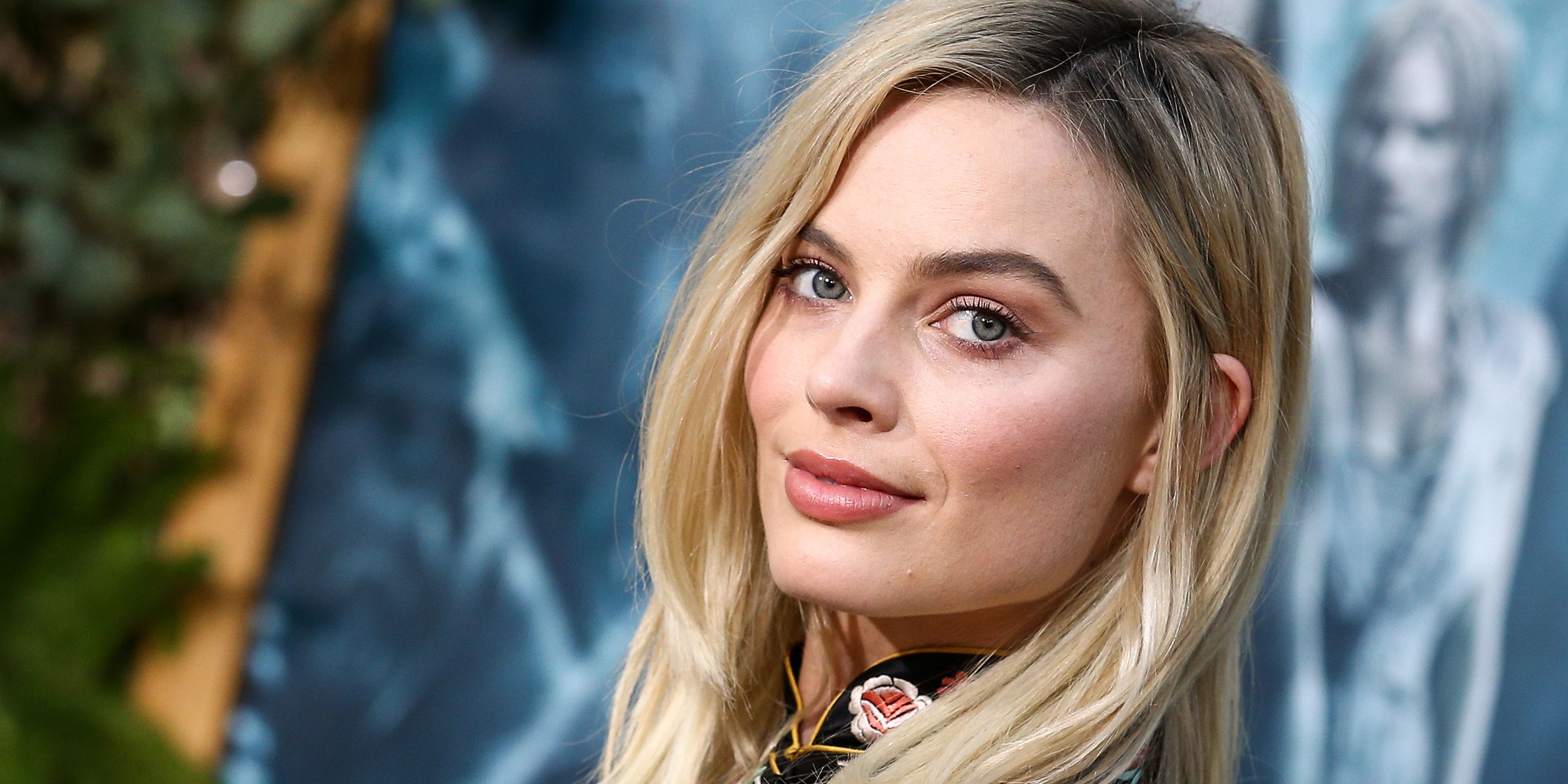 Margot Robbie usa joia dos anos 30 para ir ao Oscar - OFuxico