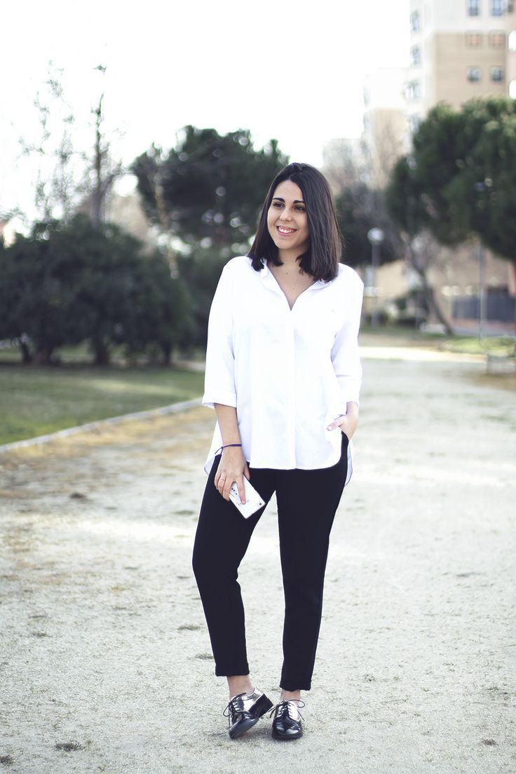 25 Ideas Para Combinar Tu Camisa Negra  Camisa negra mujer, Outfits con  blusa negra, Camisa blanca y negra