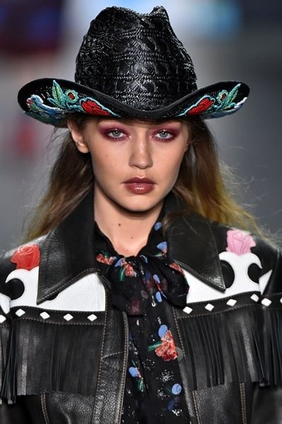 Gigi Hadid, il look da passeggio con cappello Louis Vuitton