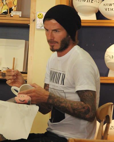 Una sciarpa David Beckham pende con orgoglio tra i cimeli dell'AC