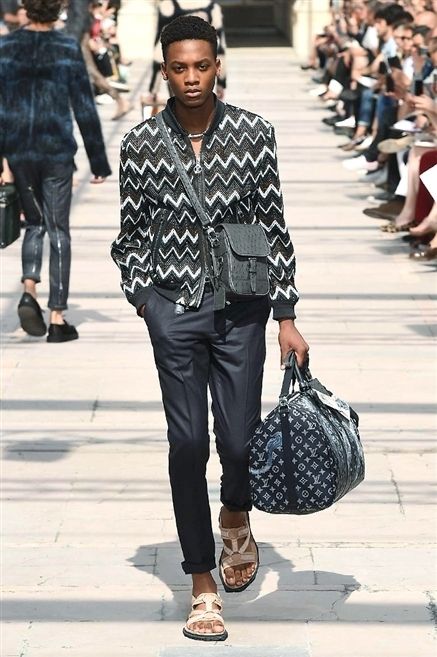 Uomo Con Louis Vuitton Bag E Scarpe Gucci Bianche Prima Della Sfilata Di  Moda Dell'oro Nero Con Diesel Settimana Di Moda Milano Fotografia  Editoriale - Immagine di verde, milano: 194562526