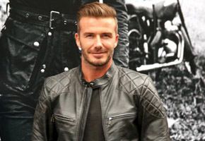 Una sciarpa David Beckham pende con orgoglio tra i cimeli dell'AC