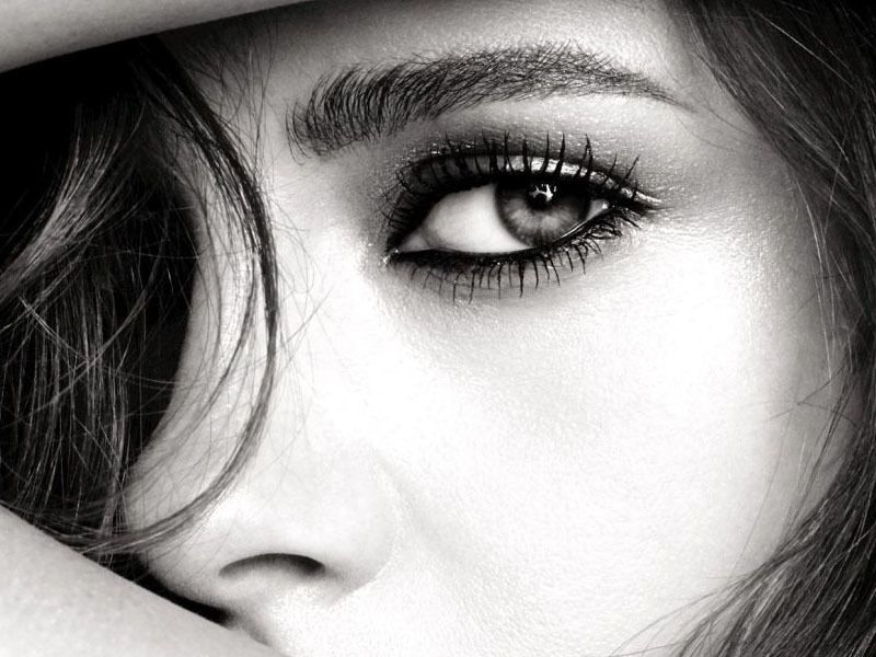 L'eyeliner bianco di Kristen Stewart il nuovo must dell'estate sulla pelle  abbronzata 