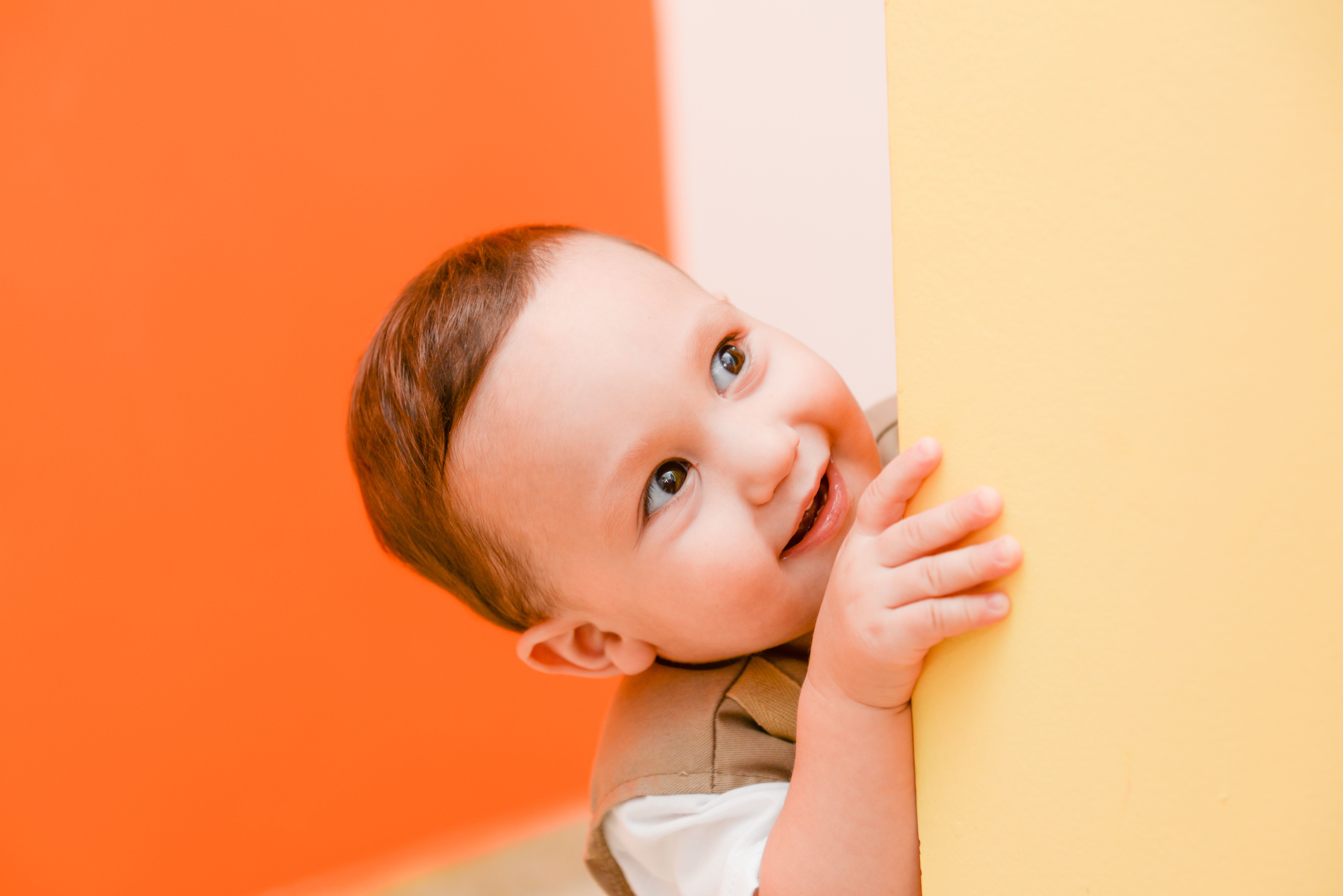 Piccola bambina neonato in un rompero viola. bambino di 9 mesi. Traguardo  di nove mesi per il bambino Foto stock - Alamy