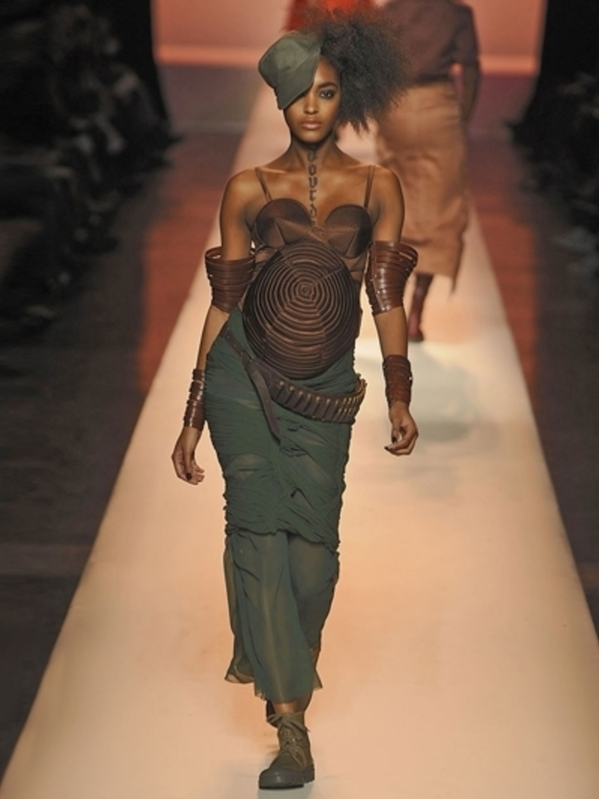 Jourdan Dunn zwanger op catwalk