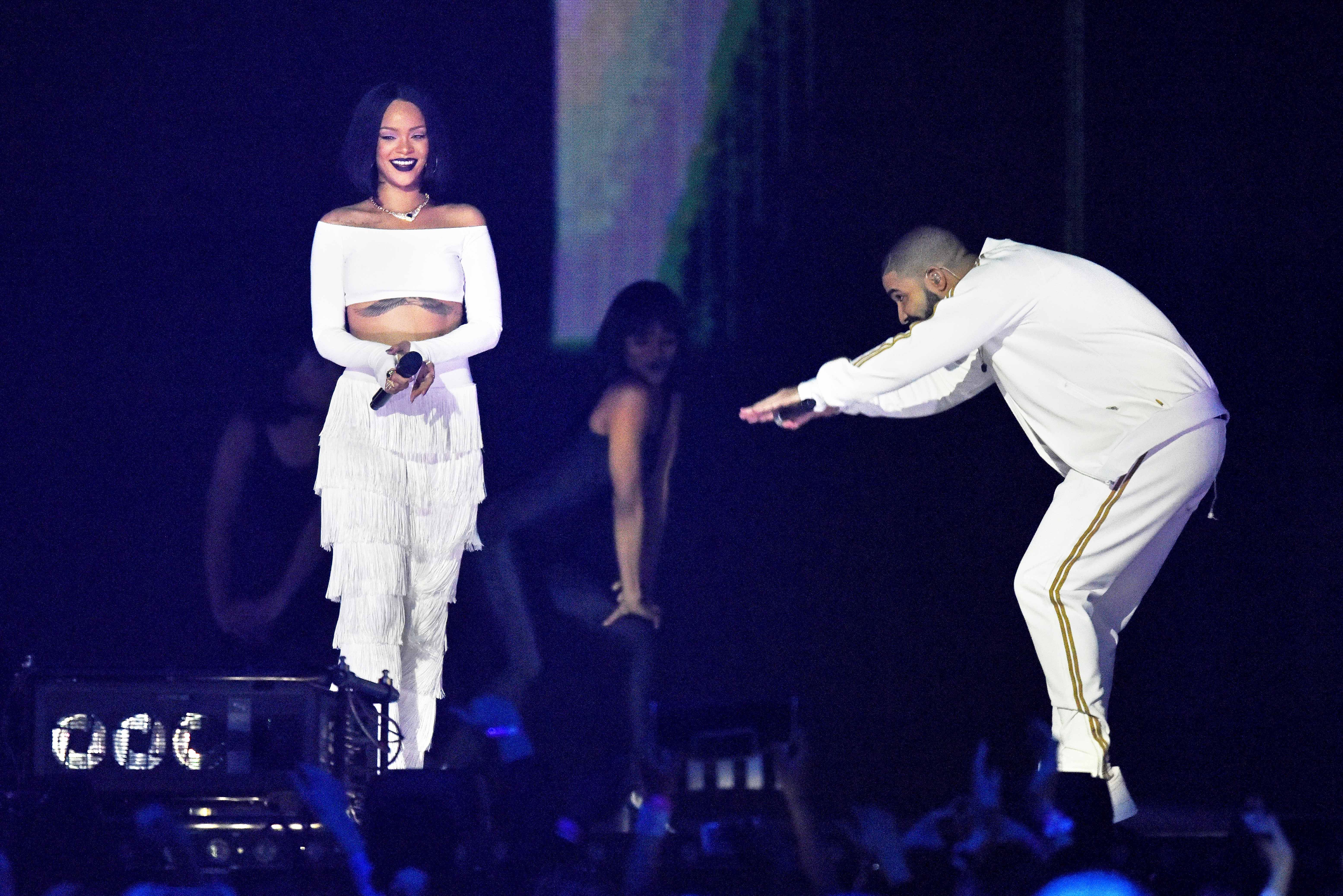 CapCut_Rihanna And Drake Performance