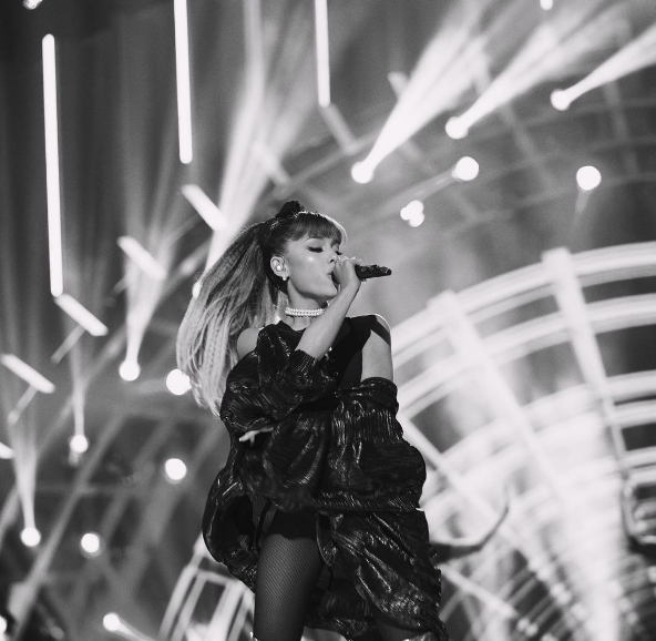 Ariana Grande Covers Whitney Houston's 'I Have Nothing' in Concert