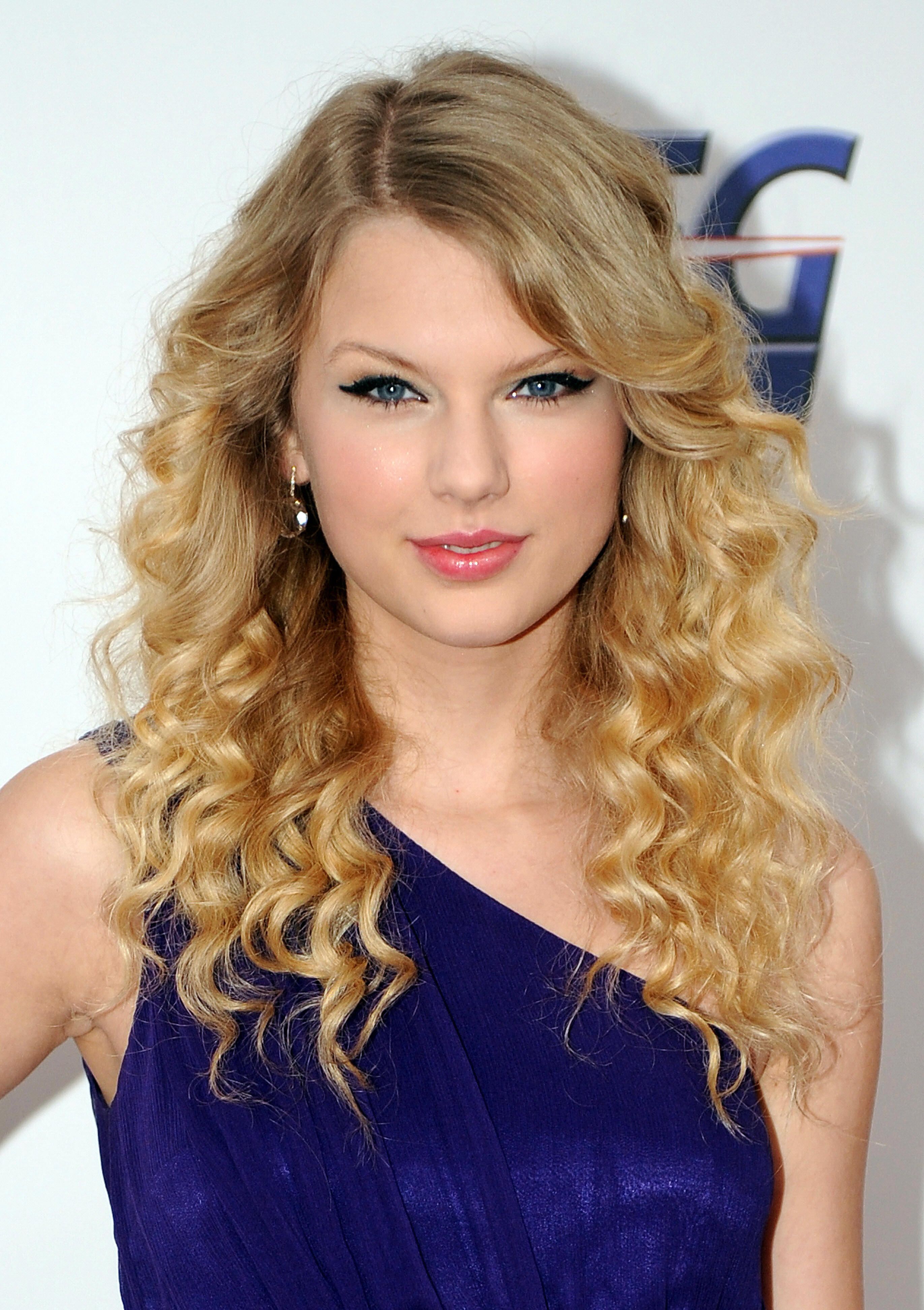 Taylor Swift 1940s hairstyle by itstak on DeviantArt