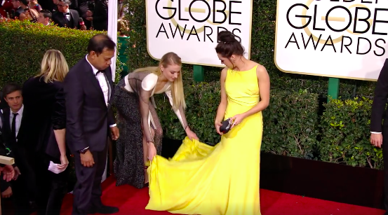 Sophie Turner Fixed Maisie Williams's Train at Golden Globes 2017